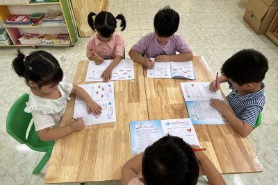 BÉ 5 TUỔI B1 VUI CÙNG NHỮNG TRANG SÁCH