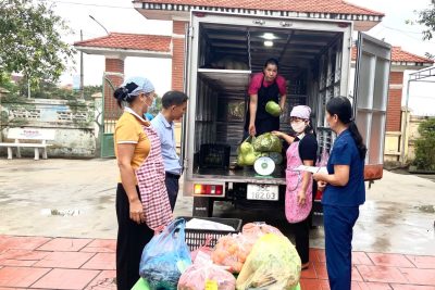 Trường Mầm non Nghĩa Thịnh tiến hành công tác giao nhận thực phẩm từ công ty cung cấp.